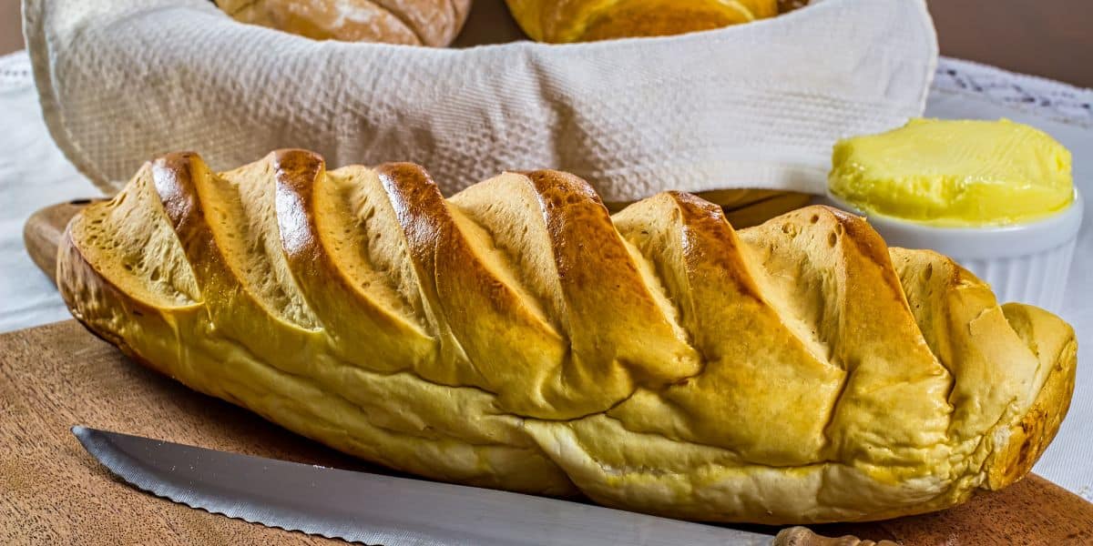 Leia mais sobre o artigo Pão caseiro simples e fácil delicioso perfeito para seu café da manhã ou lanche