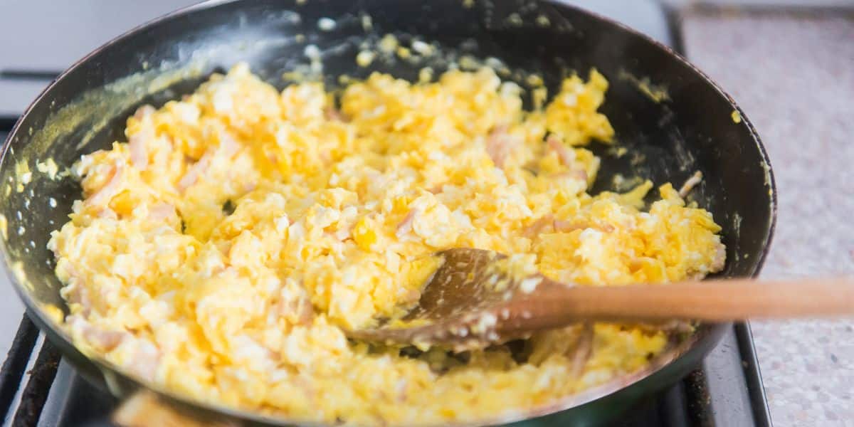 Você está visualizando atualmente Ovos mexidos simples uma receita bem saborosa e fácil que toda família vai amar